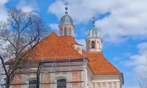 Zdjęcie do Realizacja prac budowlanych w ramach zadania pn. &bdquo;Remont pokrycia dachowego kościoła pw. Najświętszej Marii Panny Niepokalanie Poczętej w Sierakowie &ndash; etap I&rdquo; dofinansowanego z Rządowego Programu Odbudowy Zabytk&oacute;w